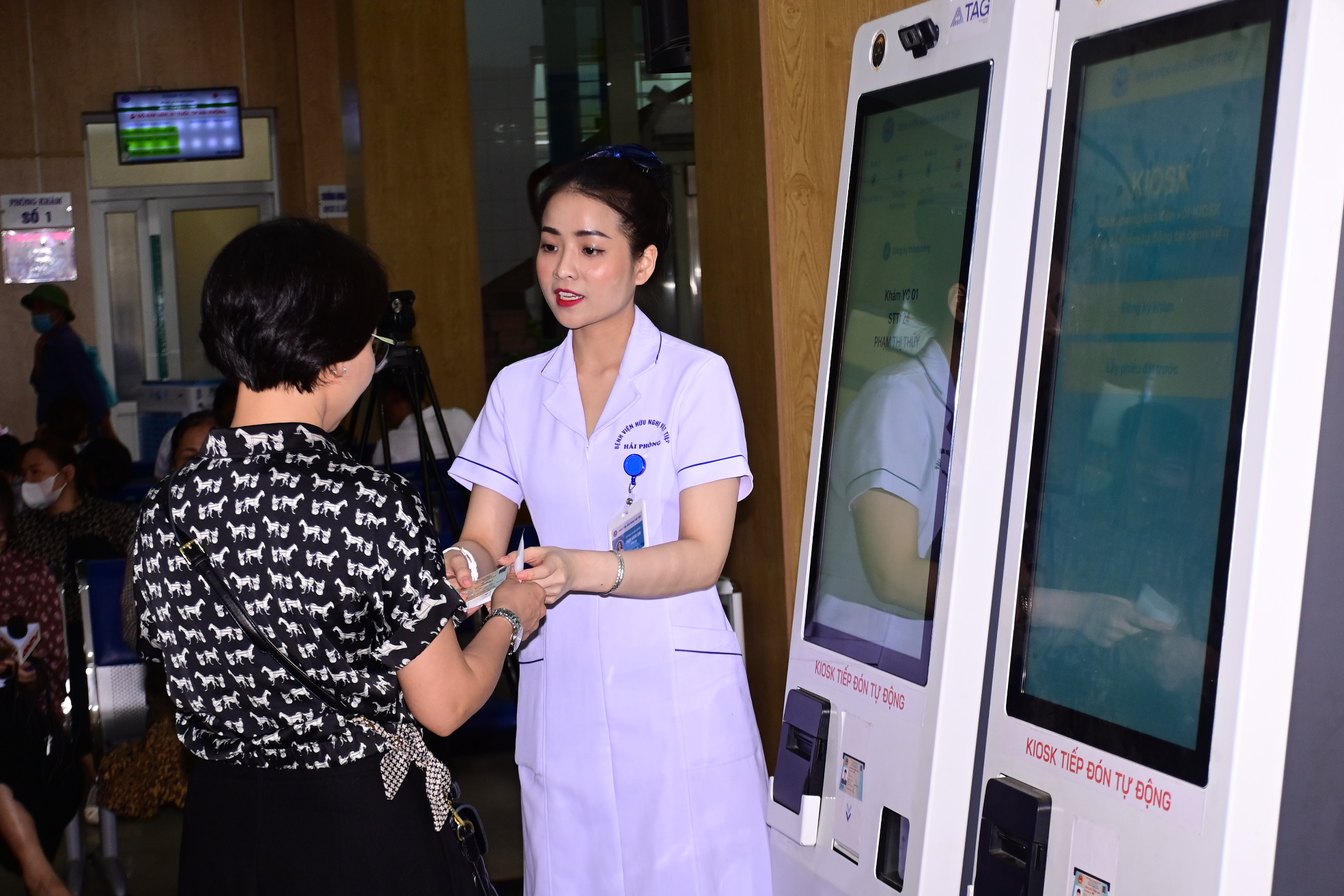 Đẩy mạnh triển khai Đề án 06/CP, Sổ sức khỏe điện tử, cấp Phiếu lý lịch tư pháp trên ứng dụng VNeID